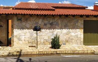 Imagem: A casa possui 3 Dormitórios, 4 Banheiros, 3 Vagas na garagem