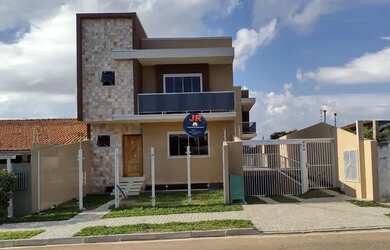 Imagem: A casa possui 3 Dormitórios, 3 Banheiros, 4 Vagas na garagem