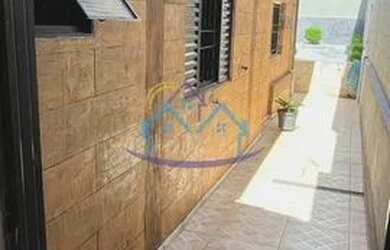 Imagem: A casa possui 5 Dormitórios, 1 Banheiro, 2 Vagas na garagem