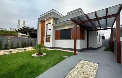 Imagem: A casa possui 3 Dormitórios, 2 Banheiros, 1 Vaga na garagem