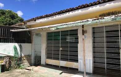 Imagem: A casa possui 4 Dormitórios, 1 Banheiro, 3 Vagas na garagem