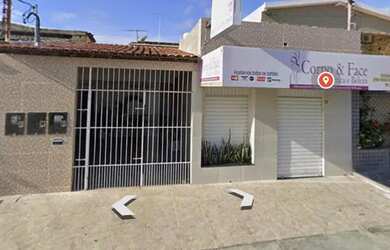 Imagem: A casa possui 4 Dormitórios, 5 Banheiros, 2 Vagas na garagem