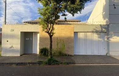 Imagem: A casa possui 3 Dormitórios, 1 Banheiro, 2 Vagas na garagem