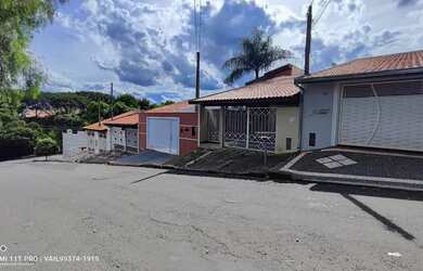 Imagem: A casa possui 3 Dormitórios, 2 Banheiros, 2 Vagas na garagem