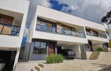 Imagem: A casa possui 3 Dormitórios, 2 Banheiros, 2 Vagas na garagem