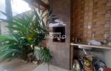 Imagem: A casa possui 3 Dormitórios, 1 Banheiro, 4 Vagas na garagem