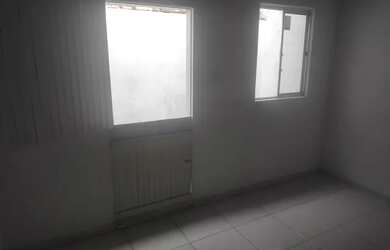 Imagem: A casa possui 1 Dormitório, 1 Banheiro, 1 Vaga na garagem