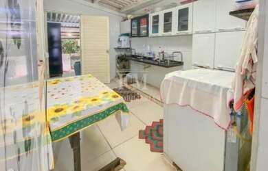 Imagem: A casa possui 5 Dormitórios, 3 Banheiros, 3 Vagas na garagem