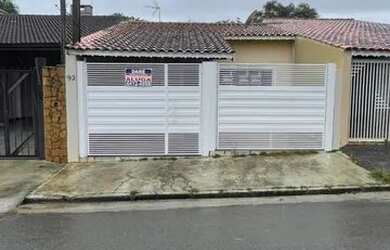 Imagem: A casa possui 3 Dormitórios, 1 Banheiro, 2 Vagas na garagem