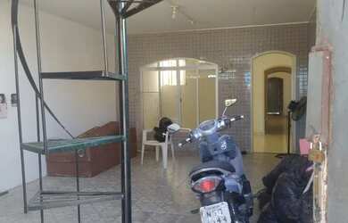 Imagem: A casa possui 2 Dormitórios, 1 Banheiro, 1 Vaga na garagem