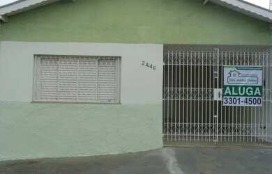 Imagem: A casa possui 1 Dormitório, 1 Banheiro, 1 Vaga na garagem e