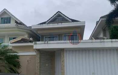 Imagem: A casa em condomínio possui 4 Dormitórios, 1 Banheiro, 2 Vagas