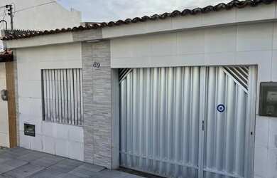 Imagem: A casa possui 3 Dormitórios, 2 Banheiros, 2 Vagas na garagem