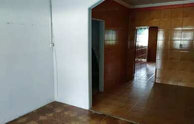 Imagem: A casa possui 3 Dormitórios, 2 Banheiros, 2 Vagas na garagem