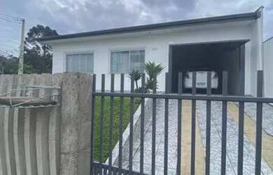 Imagem: A casa possui 3 Dormitórios, 2 Banheiros, 2 Vagas na garagem