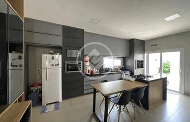 Imagem: A casa em condomínio possui 3 Dormitórios, 1 Banheiro, 4 Vagas