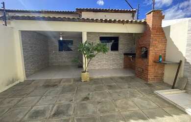 Imagem: A casa possui 3 Dormitórios, 2 Banheiros, 2 Vagas na garagem