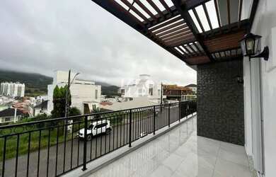 Imagem: A casa possui 3 Dormitórios, 3 Banheiros, 2 Vagas na garagem