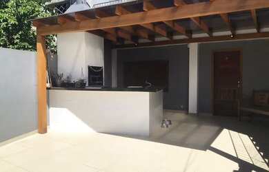 Imagem: A casa possui 2 Dormitórios, 1 Banheiro, 1 Vaga na garagem