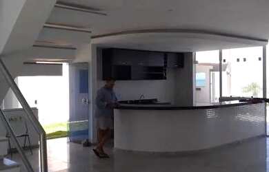 Imagem: A casa possui 3 Dormitórios, 4 Banheiros, 1 Vaga na garagem