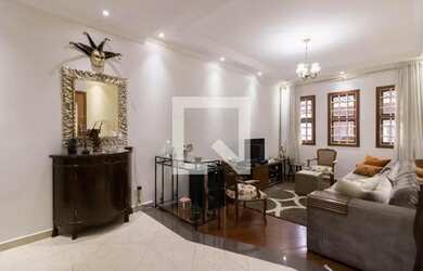 Imagem: A casa possui 4 Dormitórios, 3 Banheiros, 3 Vagas na garagem