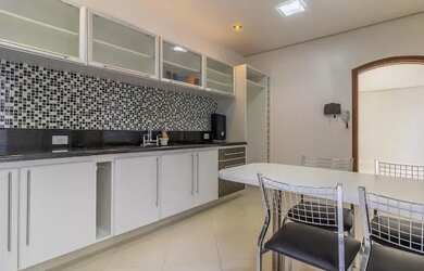 Imagem: A casa possui 3 Dormitórios, 4 Banheiros, 2 Vagas na garagem