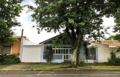 Imagem: A casa possui 2 Dormitórios, 2 Banheiros, 2 Vagas na garagem