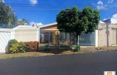 Imagem: A casa possui 2 Dormitórios, 2 Banheiros, 2 Vagas na garagem
