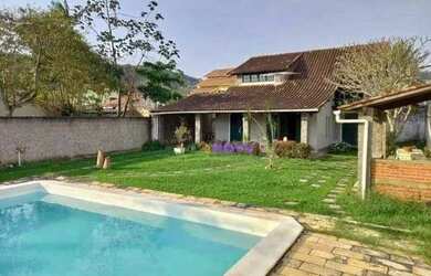 Imagem: A casa possui 3 Dormitórios, 2 Banheiros, 5 Vagas na garagem