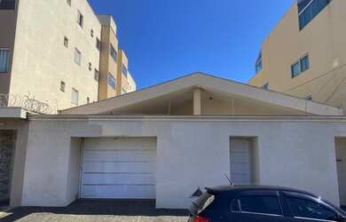 Imagem: A casa possui 3 Dormitórios, 1 Banheiro, 2 Vagas na garagem