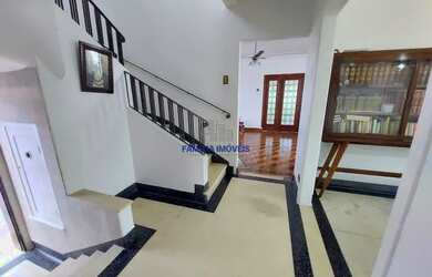 Imagem: A casa possui 3 Dormitórios, 3 Banheiros, 5 Vagas na garagem