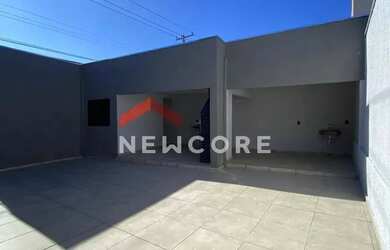 Imagem: A casa possui 3 Dormitórios, 3 Banheiros, 2 Vagas na garagem