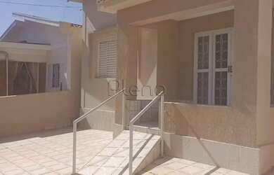 Imagem: A casa possui 3 Dormitórios, 2 Banheiros, 5 Vagas na garagem