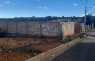 Imagem: O terreno possui 200m² de Área e está localizado em Montes