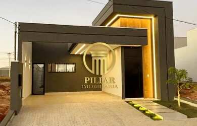 Imagem: A casa possui 3 Dormitórios, 1 Banheiro, 2 Vagas na garagem