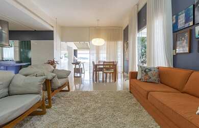 Imagem: A casa possui 3 Dormitórios, 5 Banheiros, 4 Vagas na garagem