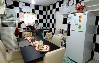 Imagem: A casa possui 2 Dormitórios, 2 Banheiros, 1 Vaga na garagem