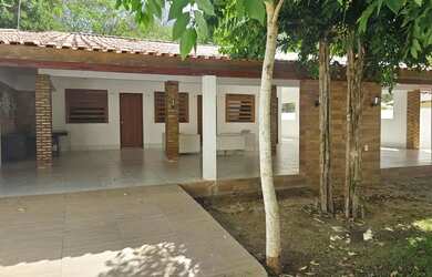 Imagem: A casa possui 4 Dormitórios, 5 Banheiros, 4 Vagas na garagem