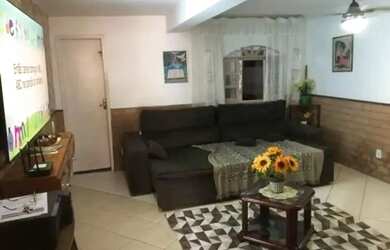 Imagem: A casa possui 3 Dormitórios, 2 Banheiros, 3 Vagas na garagem