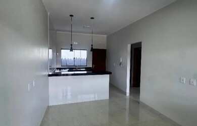 Imagem: A casa possui 3 Dormitórios, 2 Banheiros, 2 Vagas na garagem