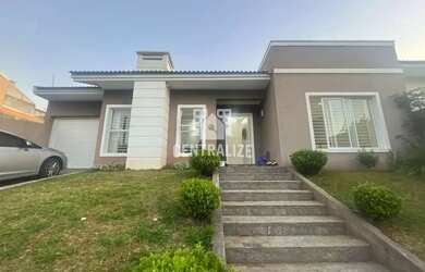 Imagem: A casa possui 3 Dormitórios, 2 Banheiros, 1 Vaga na garagem