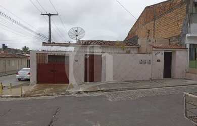 Imagem: A casa possui 3 Dormitórios, 2 Banheiros, 2 Vagas na garagem