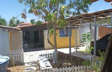 Imagem: A casa possui 3 Dormitórios, 2 Banheiros, 2 Vagas na garagem