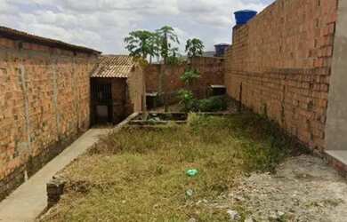 Imagem 2: Casa e chão para vender. Varanda, 1 Banheiroe2 Dormitórios