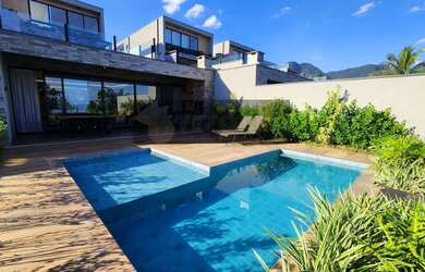 Imagem: A casa possui 4 Dormitórios, 5 Banheiros, 3 Vagas na garagem