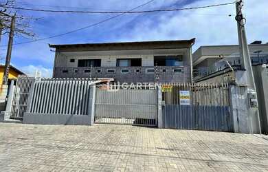 Imagem: A casa possui 2 Dormitórios, 2 Banheiros, 4 Vagas na garagem