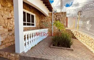 Imagem: A casa possui 3 Dormitórios, 3 Banheiros, 2 Vagas na garagem