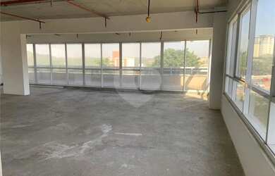 Imagem: O depósito possui 3 Vagas na garagem, 212m² de Área e está