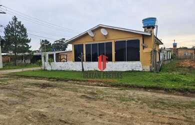 Imagem: A casa possui 2 Dormitórios, 2 Banheiros, 2 Vagas na garagem