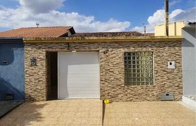 Imagem: A casa possui 4 Dormitórios, 3 Banheiros, 1 Vaga na garagem